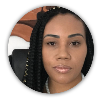 imagem circular. Camila é uma mulher jovem, negra. Tem cabelos trançados.