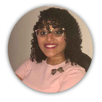 imagem circular. Maíra Vida é uma jovem mulher negra, usa óculos com armação dourada. Maíra sorri. Ela está vestida com uma blusa rosa tom pastel e usa batom vermelho fechado.