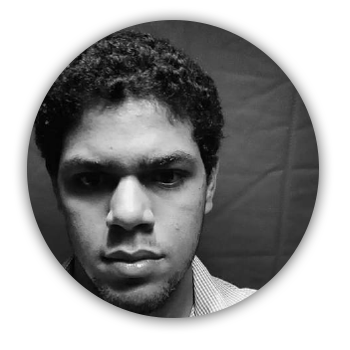 imagem circular preta e branca. Pedro Diogo é um jovem negro de pele clara. ele está usando uma blusa social branca.