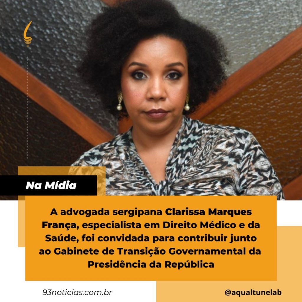 Card Ilustrativo com a foto da Clarissa Marques, mulher negra, está maquiada , veste uma camisa social e está olhando séria diretamente para a câmera.